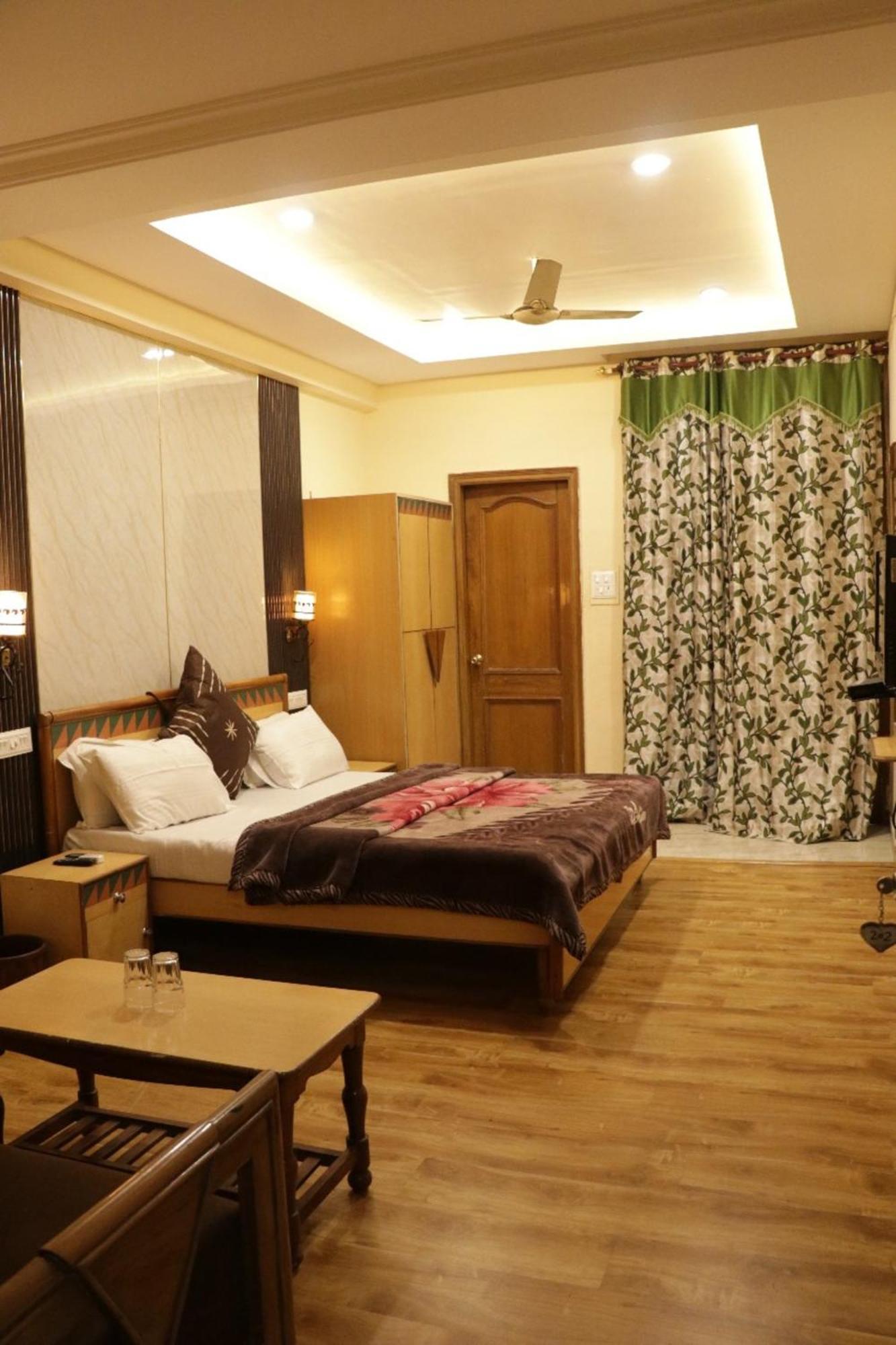 Hotel Royal Palace Jalandhar Exterior photo
